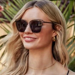 BECKY III - BLACK + GREY SUNGLASSES -Sunglasses Sales 2020 01 BeckyIII Lifestyle PDP 0001 DIFF 121819 18457