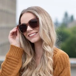 BECKY IV - CAFÉ OLE + BROWN SUNGLASSES 14 BECKY IV - CAFÉ OLE + BROWN SUNGLASSES -Sunglasses Sales 2020 diff web PDP 0000s 0015 09 2020 courtneyraestyles BECKYIV 1