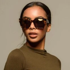 BELLA II - DARK TORTOISE + GOLD MIRROR SUNGLASSES -Sunglasses Sales 2020 diff web PDP 0000s 0031 08 2020 sharlenahassani jseshoot BELLAII 7