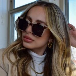 HAILEY - CREAM TORTOISE + SOLID GREY SUNGLASSES -Sunglasses Sales 2022 Aug Diff PDP Lifestyle Batch 1 Hailey Cream Tortoise Grey c8f98f9f fa0a 4003 9f5c a2928dab3ae6