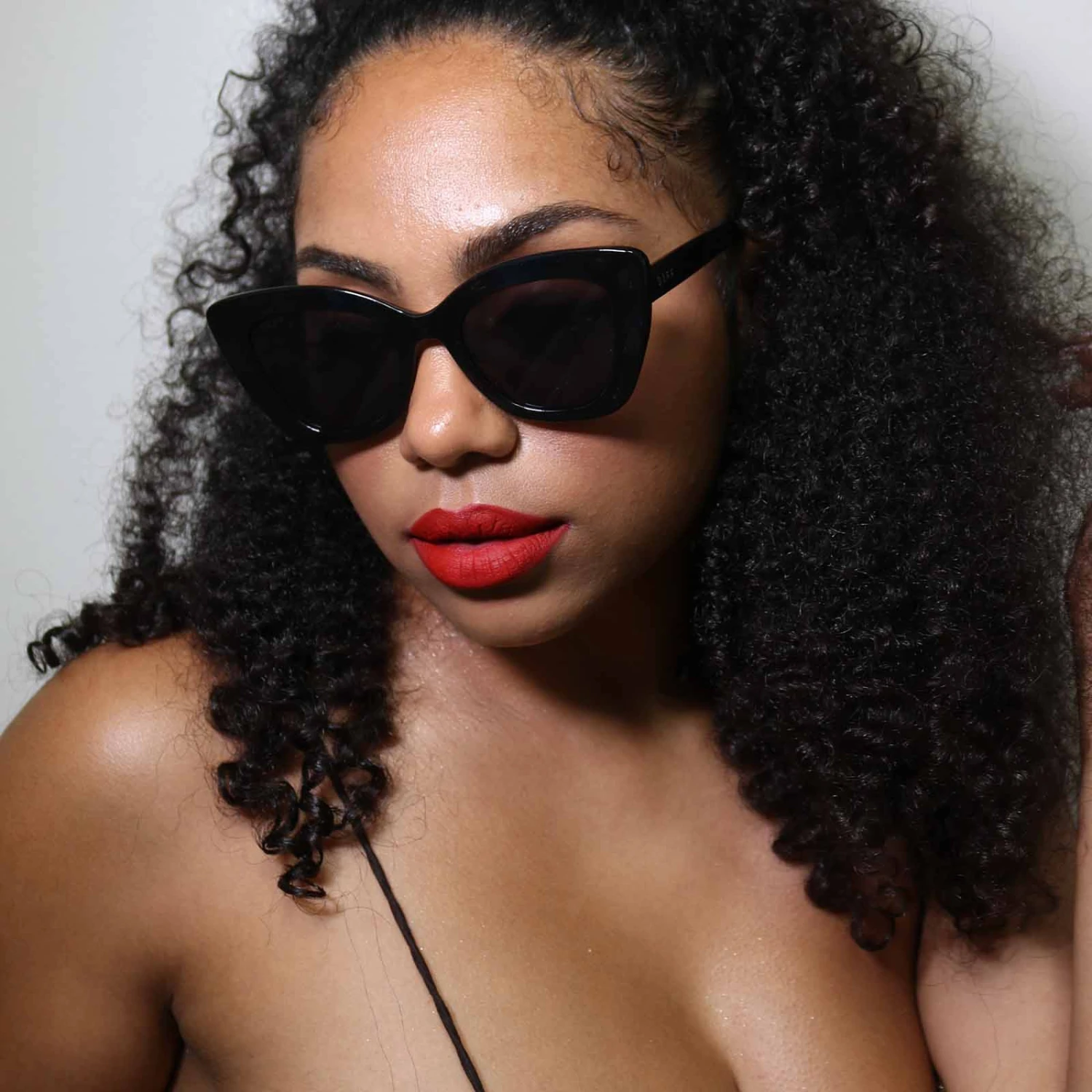 MELODY - BLACK + GREY SUNGLASSES 7 MELODY - BLACK + GREY SUNGLASSES - Image 5