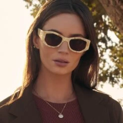 ZOE - MILK N HONEY + BROWN SUNGLASSES 15 ZOE - MILK N HONEY + BROWN SUNGLASSES -Sunglasses Sales 2022 Diff Holiday MilkNHoney ZOE MilkNHoney Brown DE01 0400 HYBMN 1 PDP