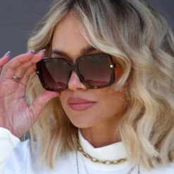 SANDRA - ESPRESSO TORTOISE + GREY GRADIENT SUNGLASSES -Sunglasses Sales 2023 DIFF Web PDP Sandra Espresso Tortoise Grey Gradient