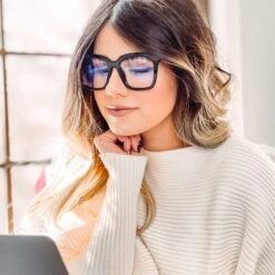 BELLA - BLACK + CLEAR GLASSES -Sunglasses Sales BELLA black lifestylePDP 2