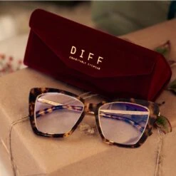 Wine Velvet Folding Case -Sunglasses Sales Diff December Holiday Flatlay BeckyIV AmberTortoise BlueLight Trifold Velvet Fold Case Wine 71898772 04d9 4e3c 866c 34e1e9f11d3c
