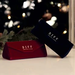 VELVET TRIANGLE GLASSES CASE - BLACK -Sunglasses Sales Diff December Holiday Flatlay Trifold Velvet Fold Case Wine Black