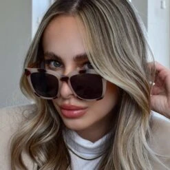 HAILEY - CREAM TORTOISE + SOLID GREY SUNGLASSES -Sunglasses Sales Diff March 01 2022 larissa.montana Hailey Sunglasses Cream Tortoise Grey 2 25999438 fddc 41d1 891d f32b070ecaee
