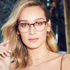 KIRA - GOLD AMBER TORTOISE + CLEAR GLASSES -Sunglasses Sales KIRA gold ambertortoise lifestylePDP1 50db021a 685c 4fac 9b18 7aa68f95d999